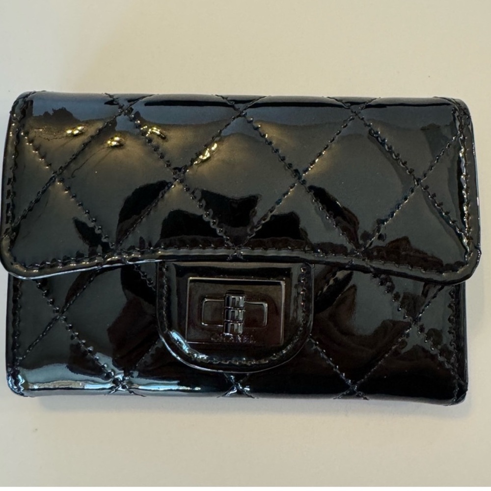 Beautiful CHANEL patent black card case that snaps closed.Grab it ladies !!